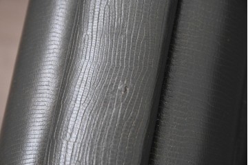 中古　イタリア製　美品　SMANIA( ズマーニア)　ダークカラーの3人掛けソファ　定価約350万円　(R-091590)