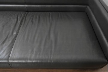 中古　イタリア製　美品　SMANIA( ズマーニア)　ダークカラーの3人掛けソファ　定価約350万円　(R-091590)
