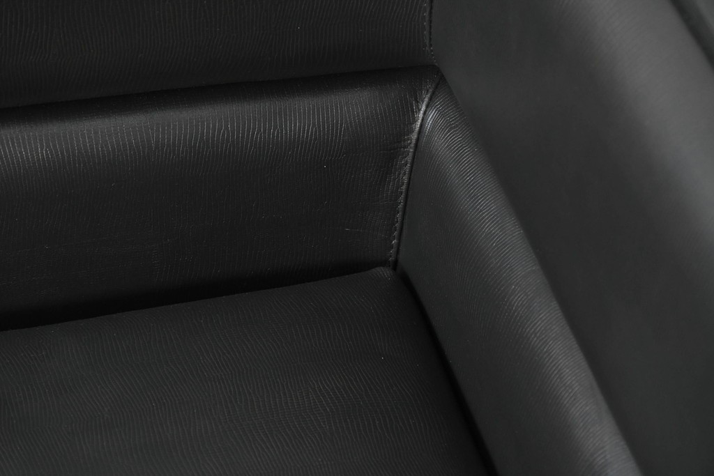 中古　イタリア製　美品　SMANIA( ズマーニア)　ダークカラーの3人掛けソファ　定価約350万円　(R-091590)