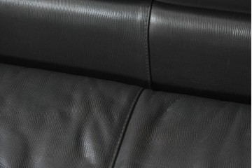中古　イタリア製　美品　SMANIA( ズマーニア)　ダークカラーの3人掛けソファ　定価約350万円　(R-091590)