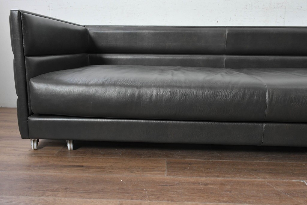 中古　イタリア製　美品　SMANIA( ズマーニア)　ダークカラーの3人掛けソファ　定価約350万円　(R-091590)