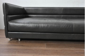 中古　イタリア製　美品　SMANIA( ズマーニア)　ダークカラーの3人掛けソファ　定価約350万円　(R-091590)