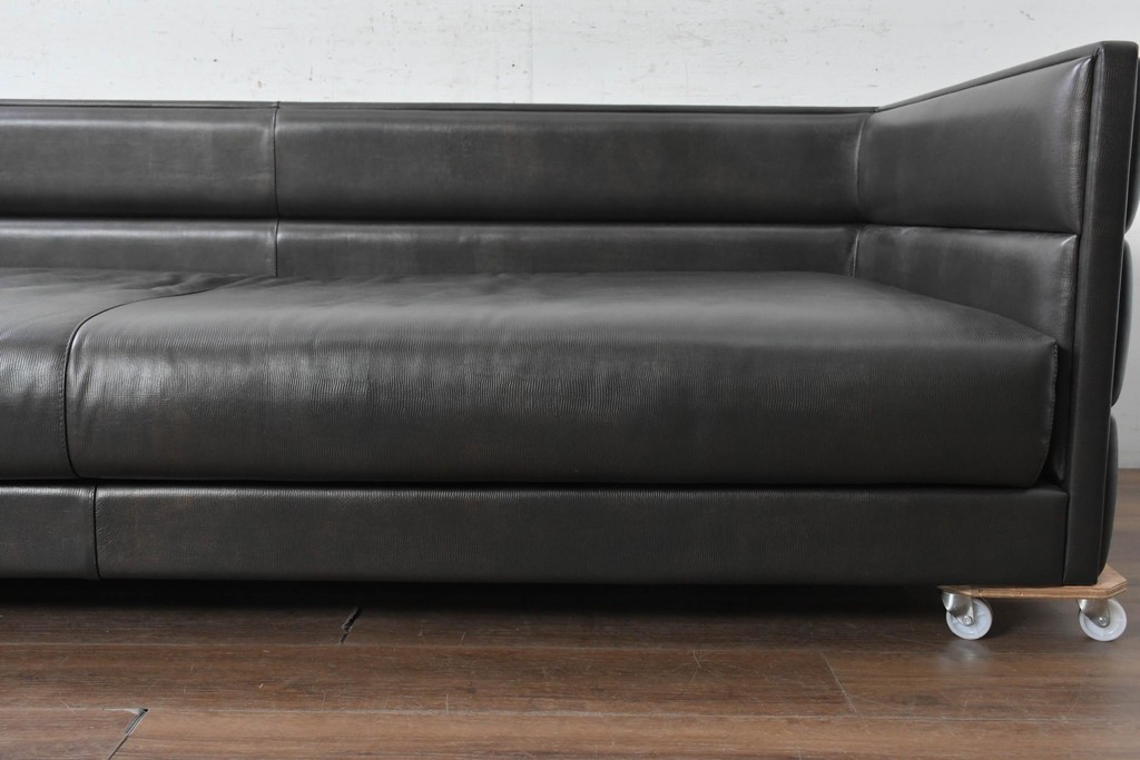 中古　イタリア製　美品　SMANIA( ズマーニア)　ダークカラーの3人掛けソファ　定価約350万円　(R-091590)