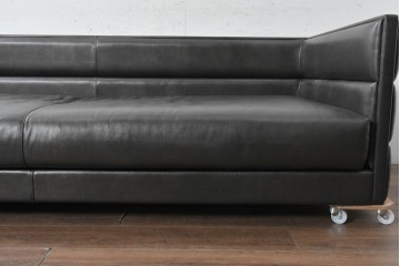 中古　イタリア製　美品　SMANIA( ズマーニア)　ダークカラーの3人掛けソファ　定価約350万円　(R-091590)