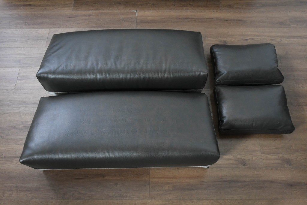 中古　イタリア製　美品　SMANIA( ズマーニア)　ダークカラーの3人掛けソファ　定価約350万円　(R-091590)