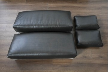 中古　イタリア製　美品　SMANIA( ズマーニア)　ダークカラーの3人掛けソファ　定価約350万円　(R-091590)