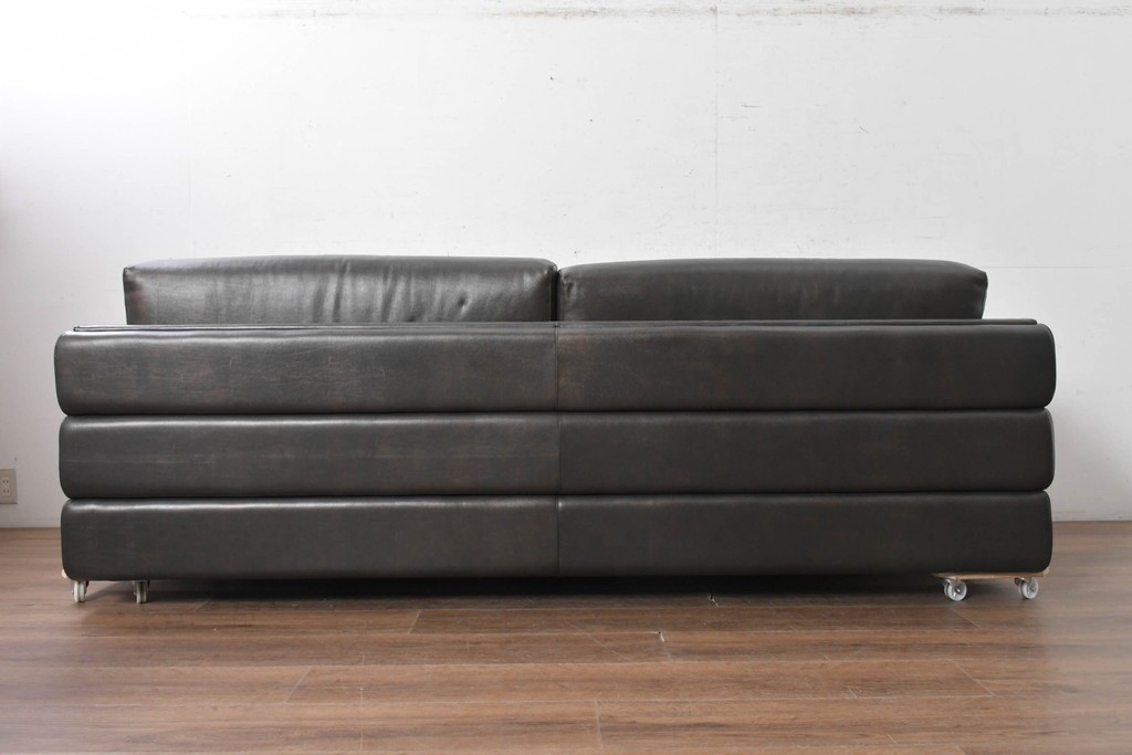 中古　イタリア製　美品　SMANIA( ズマーニア)　ダークカラーの3人掛けソファ　定価約350万円　(R-091590)