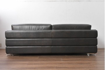 中古　イタリア製　美品　SMANIA( ズマーニア)　ダークカラーの3人掛けソファ　定価約350万円　(R-091590)