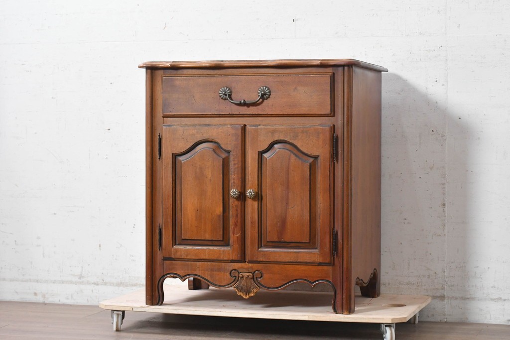中古　アメリカ製　ETHAN ALLEN(イーセンアーレン)　パネル扉のサイドキャビネット　(R-091594)