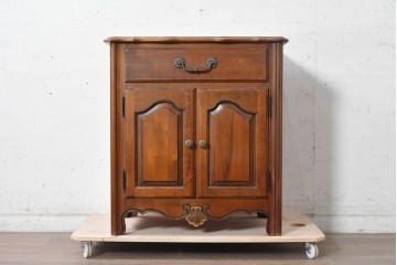 中古　アメリカ製　ETHAN ALLEN(イーセンアーレン)　パネル扉のサイドキャビネット　(R-091594)