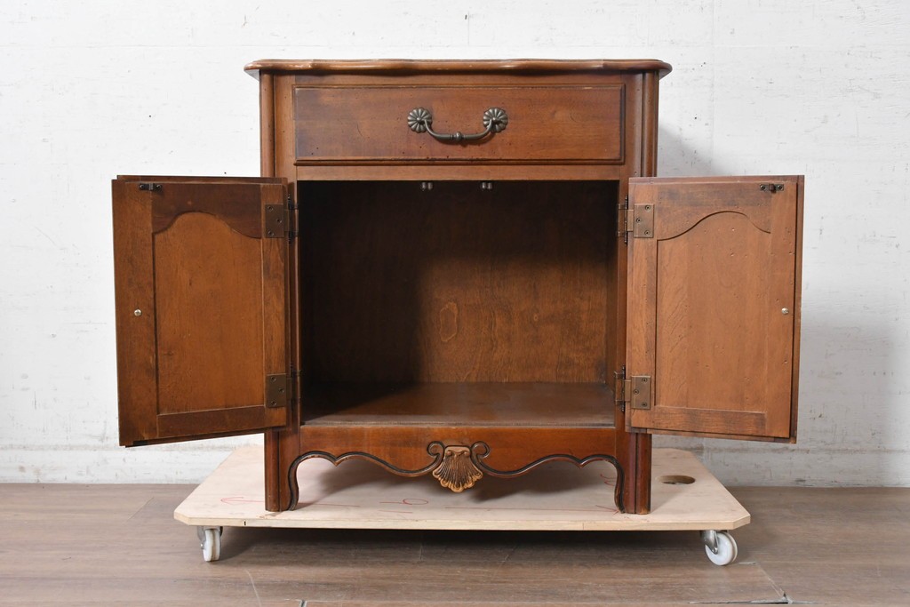 中古　アメリカ製　ETHAN ALLEN(イーセンアーレン)　パネル扉のサイドキャビネット　(R-091594)