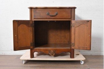 中古　アメリカ製　ETHAN ALLEN(イーセンアーレン)　パネル扉のサイドキャビネット　(R-091594)