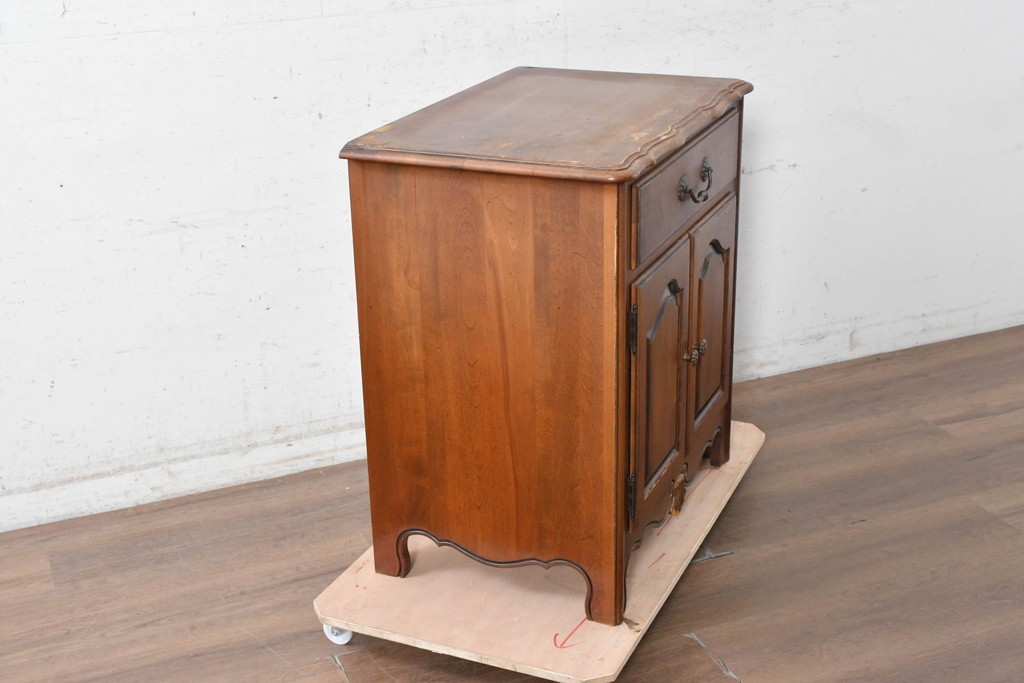 中古　アメリカ製　ETHAN ALLEN(イーセンアーレン)　パネル扉のサイドキャビネット　(R-091594)