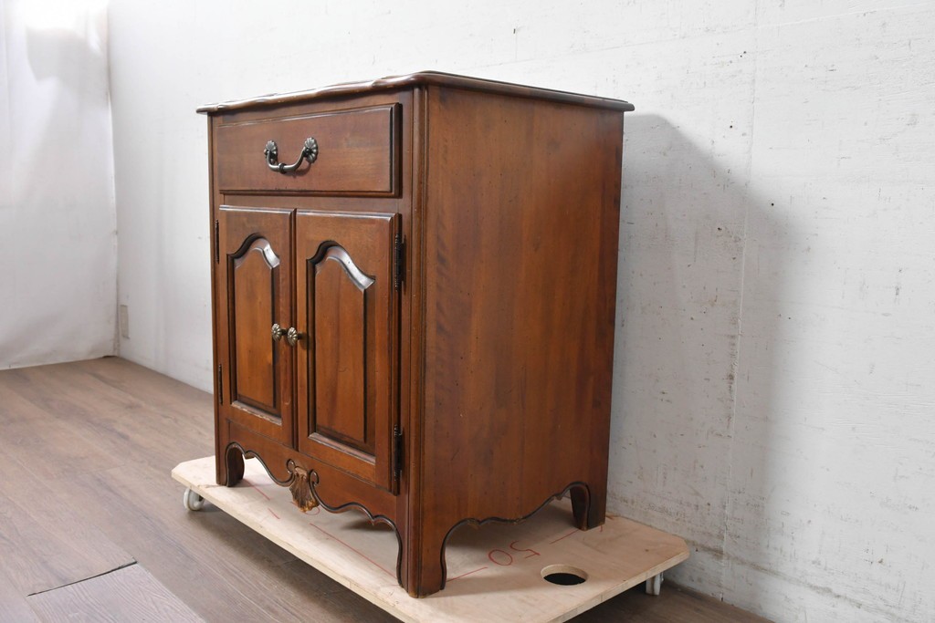 中古　アメリカ製　ETHAN ALLEN(イーセンアーレン)　パネル扉のサイドキャビネット　(R-091594)