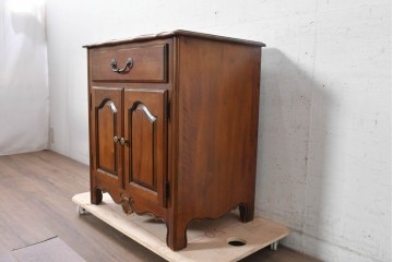 中古　アメリカ製　ETHAN ALLEN(イーセンアーレン)　パネル扉のサイドキャビネット　(R-091594)