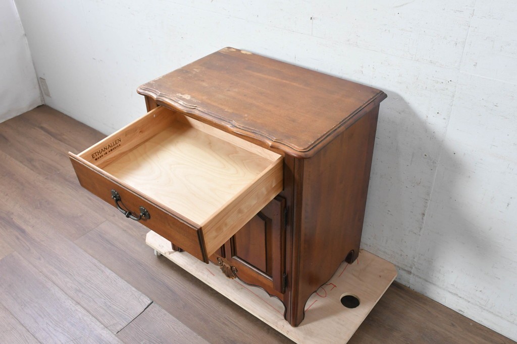 中古　アメリカ製　ETHAN ALLEN(イーセンアーレン)　パネル扉のサイドキャビネット　(R-091594)