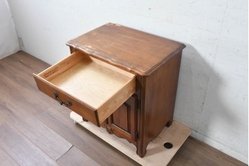 中古　アメリカ製　ETHAN ALLEN(イーセンアーレン)　パネル扉のサイドキャビネット　(R-091594)