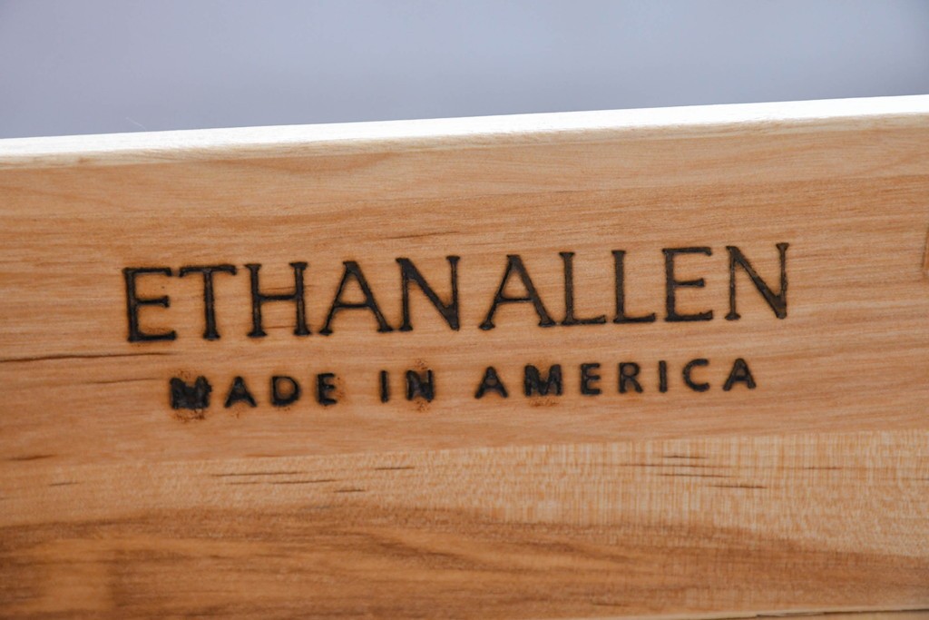 中古　アメリカ製　ETHAN ALLEN(イーセンアーレン)　パネル扉のサイドキャビネット　(R-091594)