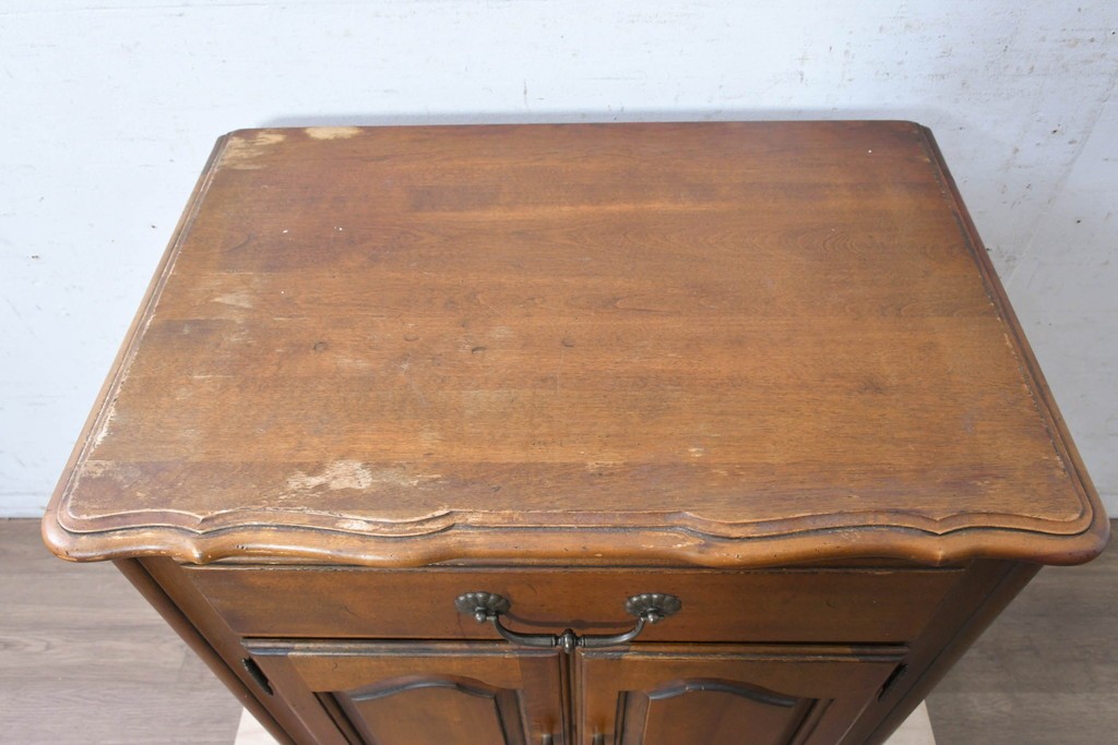 中古　アメリカ製　ETHAN ALLEN(イーセンアーレン)　パネル扉のサイドキャビネット　(R-091594)