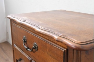 中古　アメリカ製　ETHAN ALLEN(イーセンアーレン)　パネル扉のサイドキャビネット　(R-091594)