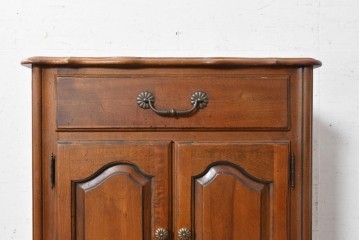 中古　アメリカ製　ETHAN ALLEN(イーセンアーレン)　パネル扉のサイドキャビネット　(R-091594)