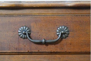 中古　アメリカ製　ETHAN ALLEN(イーセンアーレン)　パネル扉のサイドキャビネット　(R-091594)