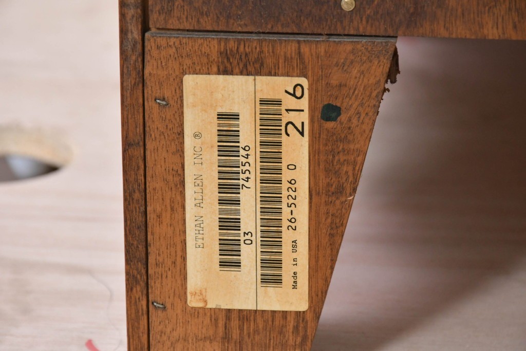 中古　アメリカ製　ETHAN ALLEN(イーセンアーレン)　パネル扉のサイドキャビネット　(R-091594)