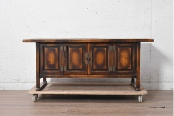 中古　李朝デザイン　アンティーク調　濃淡のある色合いが趣深いローボード　(R-091595)