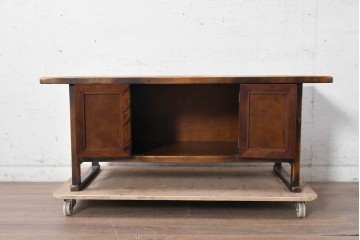 中古　李朝デザイン　アンティーク調　濃淡のある色合いが趣深いローボード　(R-091595)