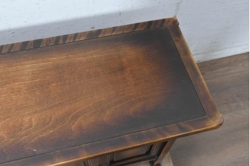 中古　李朝デザイン　アンティーク調　濃淡のある色合いが趣深いローボード　(R-091595)