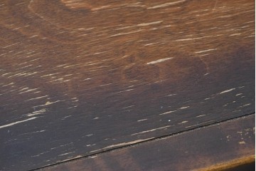 中古　李朝デザイン　アンティーク調　濃淡のある色合いが趣深いローボード　(R-091595)