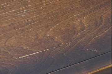中古　李朝デザイン　アンティーク調　濃淡のある色合いが趣深いローボード　(R-091595)