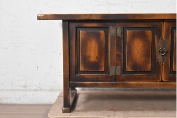 中古　李朝デザイン　アンティーク調　濃淡のある色合いが趣深いローボード　(R-091595)