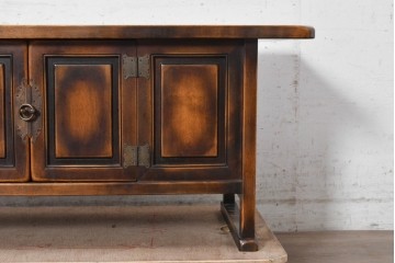 中古　李朝デザイン　アンティーク調　濃淡のある色合いが趣深いローボード　(R-091595)