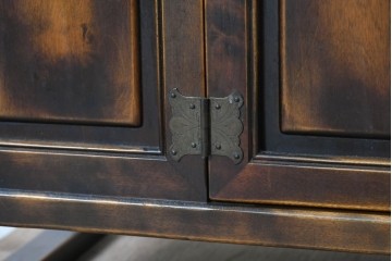 中古　李朝デザイン　アンティーク調　濃淡のある色合いが趣深いローボード　(R-091595)