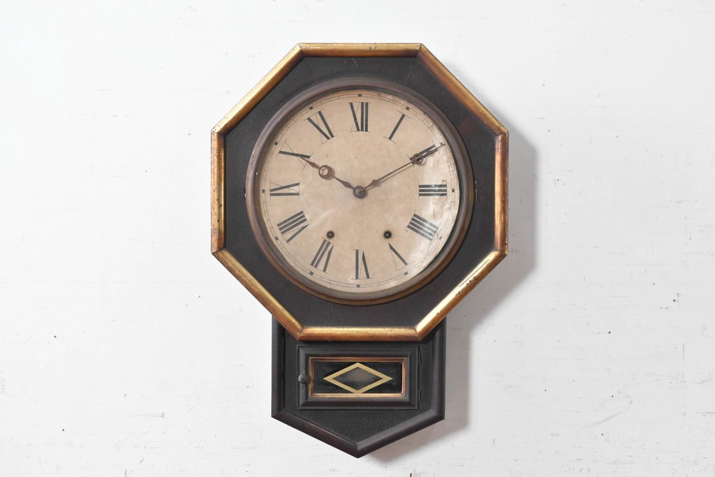 アメリカアンティーク　1900年頃　New Haven Clock Co.(ニューヘブン社)　八角形のシルエットと金色のフレームがクラシカルな壁掛け時計　(R-091599)