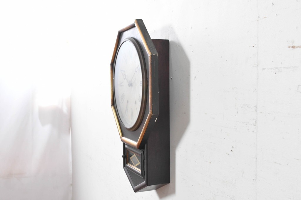 アメリカアンティーク　1900年頃　New Haven Clock Co.(ニューヘブン社)　八角形のシルエットと金色のフレームがクラシカルな壁掛け時計　(R-091599)