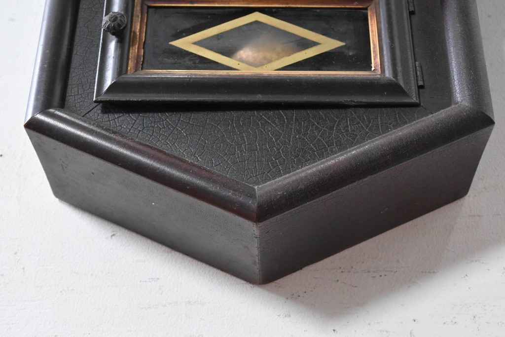 アメリカアンティーク　1900年頃　New Haven Clock Co.(ニューヘブン社)　八角形のシルエットと金色のフレームがクラシカルな壁掛け時計　(R-091599)