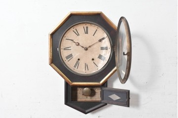 アメリカアンティーク　1900年頃　New Haven Clock Co.(ニューヘブン社)　八角形のシルエットと金色のフレームがクラシカルな壁掛け時計　(R-091599)