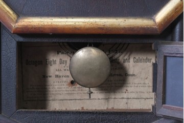 アメリカアンティーク　1900年頃　New Haven Clock Co.(ニューヘブン社)　八角形のシルエットと金色のフレームがクラシカルな壁掛け時計　(R-091599)