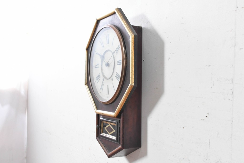 アメリカアンティーク　1900年頃　New Haven Clock Co.(ニューヘブン社)　八角形のシルエットと金色のフレームがクラシカルな壁掛け時計　(R-091600)