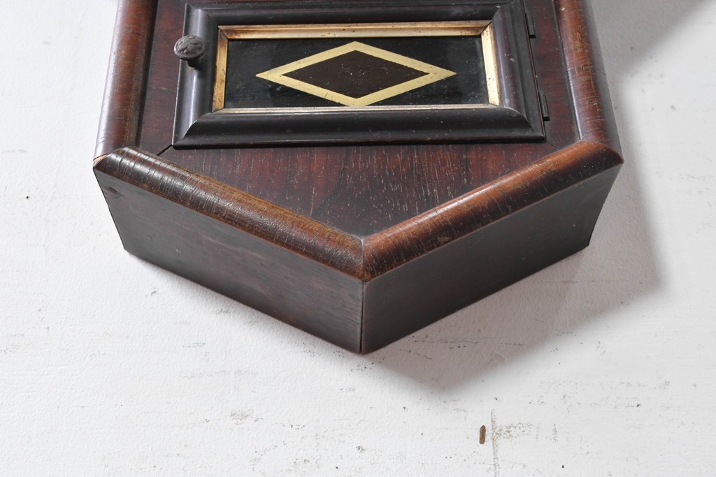 アメリカアンティーク　1900年頃　New Haven Clock Co.(ニューヘブン社)　八角形のシルエットと金色のフレームがクラシカルな壁掛け時計　(R-091600)