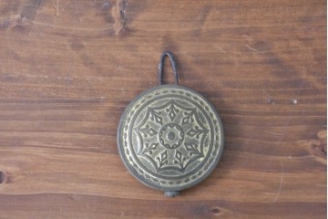 アメリカアンティーク　1900年頃　New Haven Clock Co.(ニューヘブン社)　八角形のシルエットと金色のフレームがクラシカルな壁掛け時計　(R-091600)