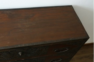 和製アンティーク　明治期から大正期　恵比寿・大黒などの縁起物の吉祥図を表した重厚な金具が目を引く2段重ね箪笥　(R-091604)
