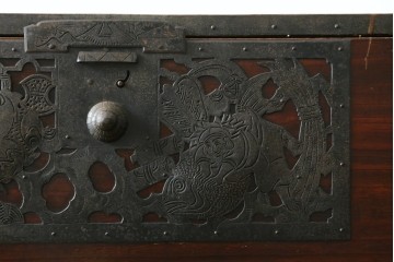和製アンティーク　明治期から大正期　恵比寿・大黒などの縁起物の吉祥図を表した重厚な金具が目を引く2段重ね箪笥　(R-091604)