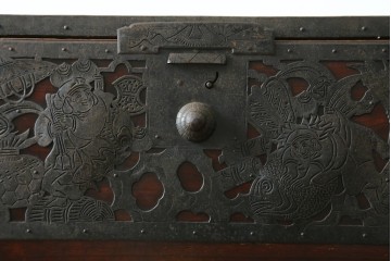 和製アンティーク　明治期から大正期　恵比寿・大黒などの縁起物の吉祥図を表した重厚な金具が目を引く2段重ね箪笥　(R-091604)