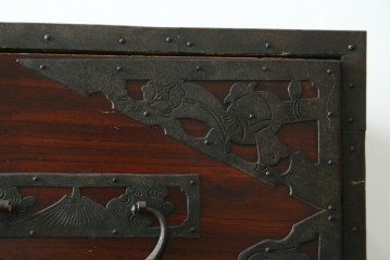 和製アンティーク　明治期から大正期　恵比寿・大黒などの縁起物の吉祥図を表した重厚な金具が目を引く2段重ね箪笥　(R-091604)