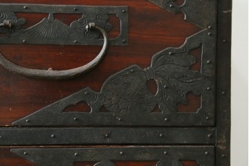 和製アンティーク　明治期から大正期　恵比寿・大黒などの縁起物の吉祥図を表した重厚な金具が目を引く2段重ね箪笥　(R-091604)