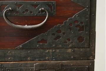 和製アンティーク　明治期から大正期　恵比寿・大黒などの縁起物の吉祥図を表した重厚な金具が目を引く2段重ね箪笥　(R-091604)