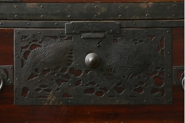 和製アンティーク　明治期から大正期　恵比寿・大黒などの縁起物の吉祥図を表した重厚な金具が目を引く2段重ね箪笥　(R-091604)